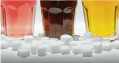  ?? Foto: dpa ?? In Limo und Cola ist viel Zucker. Daher solltest du nicht so viel von diesen Getränken zu dir nehmen.