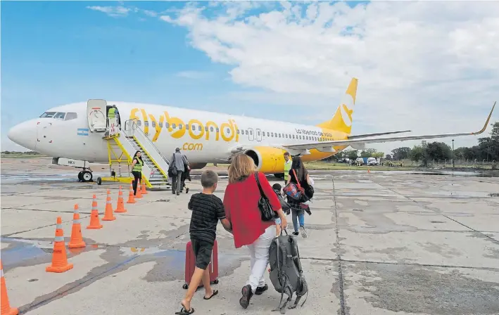  ?? MARTÍN BONETTO ?? La primera. Flybondi inauguró los vuelos low cost en El Palomar en febrero. A esta empresa le otorgaron 43 rutas domésticas, de las que ya hay 17 operativas.