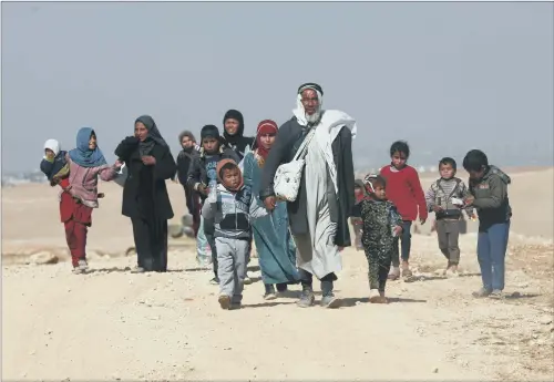  ?? PICTURE: AP. ?? HUMAN COST: Displaced Iraqis flee their homes during fighting between Iraqi special forces and ‘Islamic State’ militants, on the western side of Mosul, Iraq, yesterday.