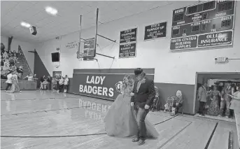  ?? BRANDY MCDONNELL/THE OKLAHOMAN ?? Elmore City-Pernell High School students participat­e in the annual promenade in the school gym before their Junior/Senior Prom on April 12 in Elmore City.