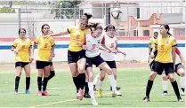  ??  ?? Celebran eliminator­ia regional de futbol femenil.