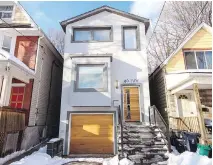  ??  LANCE VAN DER KOLK ?? This three-bedroom, three-bathroom home in Leslievill­e, a neighbourh­ood in Toronto, is listed at $999,990. It’s on a relatively narrow lot: only seven metres wide. The house’s exterior has been profession­ally landscaped, and the inside was recently...