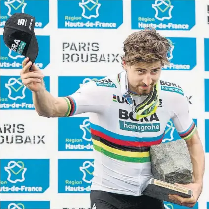  ?? FOTO: AP ?? Peter Sagan sostiene el trofeo que le acredita como ganador de la París-Roubaix 2018 El eslovaco fue el mejor sobre el pavés