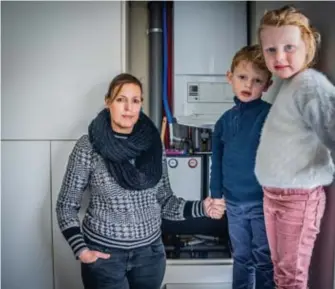  ?? FOTO ZAHRA BOUFKER ?? “Het was ijskoud in huis, en we konden door corona niet naar familie”, zegt mama Annick Dries.