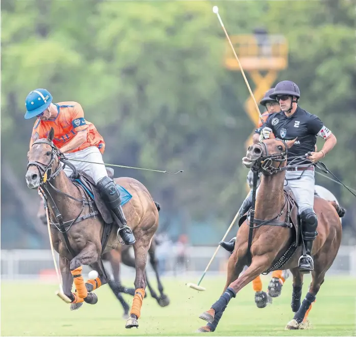  ?? MATíAS CAllEjo / AAP ?? Guillermo Caset, fanático de Boca, y Facundo Pieres, hincha de River, se jugaron el pase a la final en simultáneo al superclási­co en Madrid; el primero festejó el 18-16