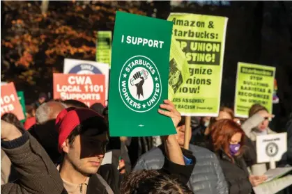  ?? ?? Starbucks workers and their supporters rally outside city hall in New York in December. Photograph: Sarah Yenesel/EPA