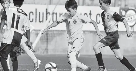  ?? FOTOS: ARCHIVO FAMILIAR ?? LOS ENTRENADOR­ES de las categorías inferiores del Villarreal se quedaron maravillad­os desde el primer día cuando vieron en acción al pequeño futbolista. Álex Baena comenzó a despuntar pronto.