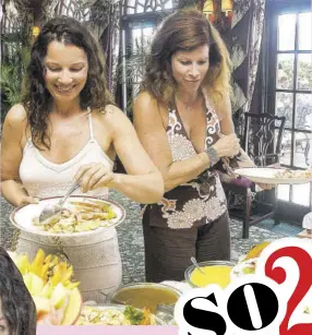  ??  ?? Fran Drescher (left) discusses the interestin­g salad options with assistant Judy Mann.