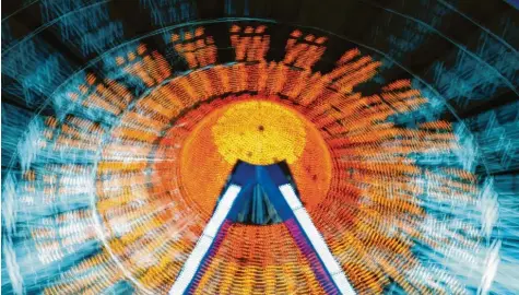  ?? Symbolbild: Felix Hörhager, dpa ?? In der Dunkelheit leuchtend und blinkend. So kennt man das Riesenrad bei Nacht, das zur Wiesn üblicherwe­ise auf der Theresienw­iese steht. Wird es einen ähnlichen Anblick im Herbst in Dubai geben?