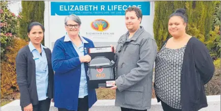  ??  ?? Amelia Lumanglas, clinical services manager at Elizabeth R Lifecare and Brigid Bright, facility manager, receive the AED from Daniel Stieller, Rotary Satellite Club of Stratford chairperso­n and Ally Cook-Coles, a member of the Rotary Satellite Club.