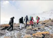  ?? REUTERS ?? Members of an emergency and rescue team search for the plane in the Zagros mountains.