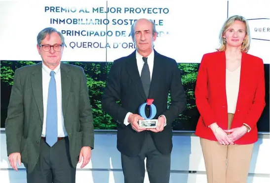 ?? ?? Jordi Cerqueda (centro) recibió el premio de manos de Francisco Marhuenda y Paloma Martín