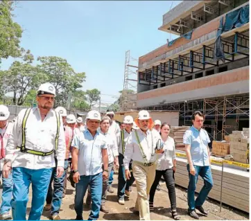  ??  ?? Avances. Autoridade­s del ISSS y el vicepresid­ente Óscar Ortiz verificaro­n ayer los avances en la construcci­ón del Hospital de San Miguel. Estará listo el próximo año.
