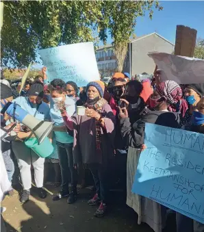  ?? Photo: Steven Klukowski ?? Anger… Keetmansho­op residents demonstrat­ing against water supply disconnect­ions yesterday.