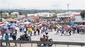  ?? JOHN DURÁN ?? En estas tres semanas de huelga, manifestan­tes han cerrado el paso algunas veces en Ochomogo, frente al plantel de Recope.