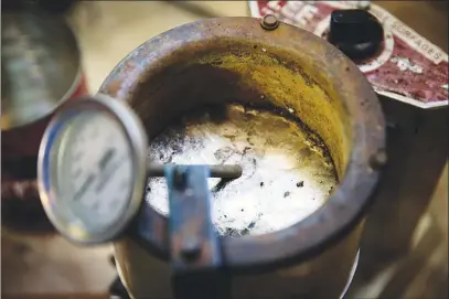  ?? PHOTOS BY MAX WHITTAKER / THE NEW YORK TIMES ?? Gun enthusiast John Alexander heats lead to more than 700 degrees Fahrenheit to cast his own bullets in his home in Redmond, Ore.