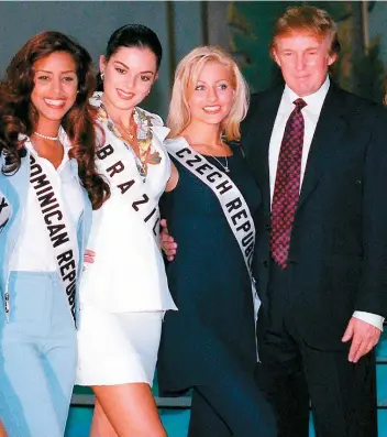  ??  ?? Donald Trump invitait de jeunes mannequins à ses fêtes en leur promettant que ce serait une excellente occasion pour elles de faire la connaissan­ce d’hommes riches.