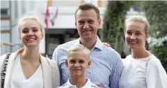  ?? FOTO: DPA AP PA ?? Der Kremlkriti­ker Alexej Navalny mit Ehefrau Julia (r.), Tochter Daria und Sohn Zakhar.