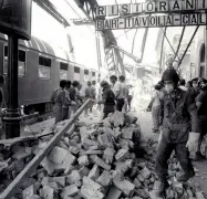  ??  ?? La devastazio­ne L’interno della stazione, il 2 agosto 1980