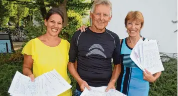  ?? Foto: Adrian Bauer ?? Am Mittwoch füllten sich die Zettel rasend schnell: Anja Rödig, Hubert Gebert und Monika Deininger aus Wehringen sammeln Un terschrift­en für den Erhalt des 50 Meter Beckens.