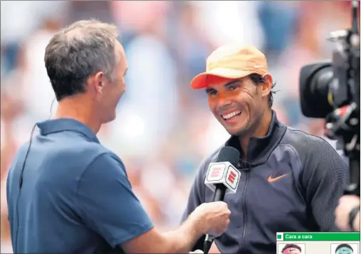  ??  ?? FELIZ. Rafa Nadal atiende con una sonrisa a las television­es. Esta noche le toca otra batalla en NY.