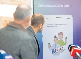  ?? [APA/Tobias Steinmaure­r] ?? Bei der Präsentati­on der neuen Funktion der ID-Austria.