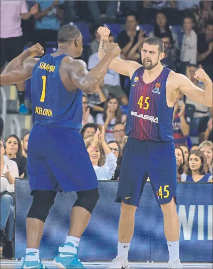  ?? FOTO: MANEL MONTILLA ?? Kevin Seraphin y Adrien Moerman, jugadores del Barça, celebran una acción en el partido ante el Panathinai­kos