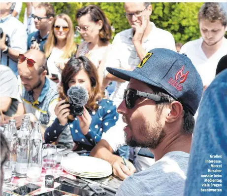  ??  ?? Großes Interesse: Marcel Hirscher musste beim Medientag viele Fragen beantworte­n