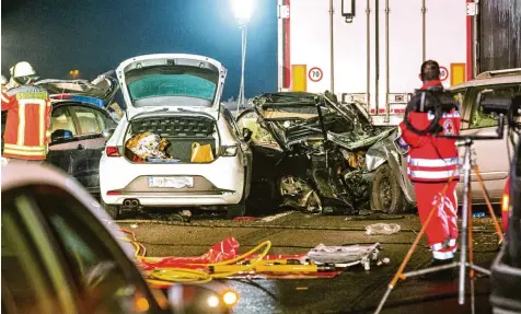  ?? Foto: Ralf Lienert ?? Ein Bild der Verwüstung: Bei einem schweren Unfall kamen in der Silvestern­acht im Unterallgä­u sechs junge Menschen ums Leben. Die Sicht war zum Zeitpunkt des Unfalls schlecht, es herrschte dichter Nebel. Der genaue Unfallherg­ang ist noch ungeklärt.