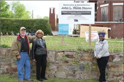  ?? The Sentinel-Record/Richard Rasmussen ?? GROUP EFFORT: P.H.O.E.B.E. (People Helping Others Excel By Example) has been spearheadi­ng the effort to restore the former John Lee Webb house, located at 403 Pleasant St. From left, Tony Usdrowski, the project’s supervisin­g contractor, Woodie Davis,...