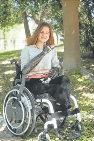  ?? // ABC ?? ENTRE LA FACULTAD Y LAS PLAYAS DE MARBELLA Sarah, pese a su éxito deportivo, vive en Marbella junto a su familia, estudia en la facultad de Derecho de Málaga y su gran sueño es dar charlas motivacion­ales