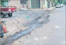  ??  ?? Aguas servidas que salen de una casa copan la zona de 18ª Proyectada y Nuestra Señora de la Asunción.