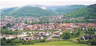  ??  ?? Ein Blick vom Osterberg auf die Stadt. Das Flüsschen Emmer ist an dem Tag über die Ufer getreten.