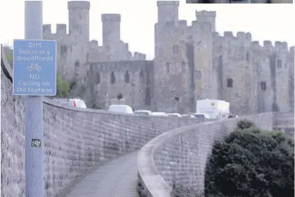  ?? Steve Lewis ?? No Cycling signs have been put up along the walkway on Conwy Bridge