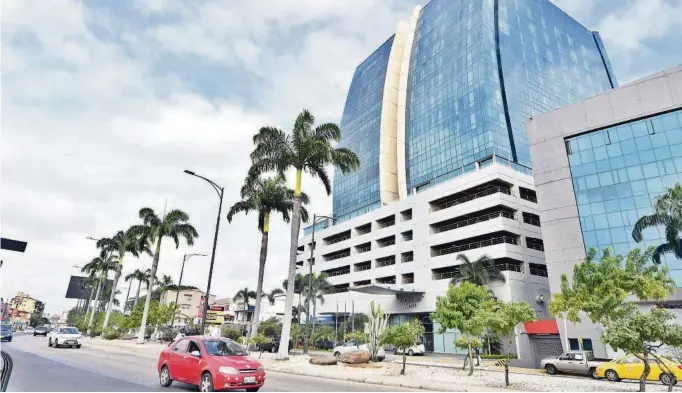  ??  ?? kEl Hotel Marriot, ubicado en la Avenida Francisco de Orellana de Guayaquil, cerró sus puertas definitiva­mente; otros establecim­ientos están funcionand­o parcialmen­te y con poca ocupación de huéspedes.