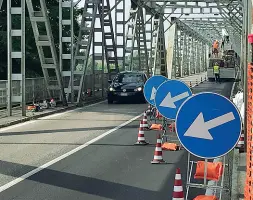  ?? (Biasioli) ?? Stop pedoni e ciclisti Così appariva ieri la struttura sul fiume con l’avvio del cantiere. A lato, le prime code per il transito a senso unico alternato