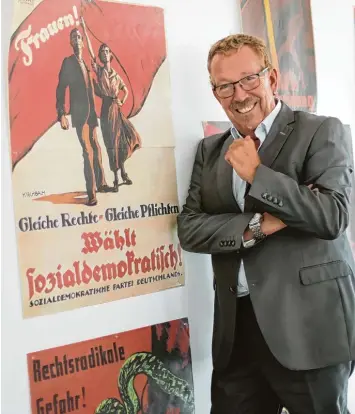  ?? Foto: Alexander Kaya ?? Karl Heinz Brunner und ein historisch­es SPD Plakat aus dem Jahr 1919: Er findet, dass in Sachen Gleichbere­chtigung noch eini ges zu tun ist.