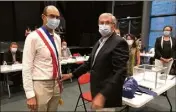  ?? (Photo A. F.) ?? C’est Jacques Bardet qui, en tant que doyen de l’assemblée, a remis son écharpe tricolore à JeanPaul Joseph.