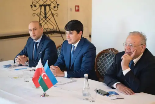  ??  ?? Chairman of Azerbaijan’s State Committee on Work with Diaspora Fuad Muradov (C) and Azerbaijan­i Ambassador in Poland Hasan Hasanov (R)