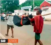  ??  ?? Family members of an Odisha woman who died on Tuesday at a hospital had to carry the body on their shoulders after allegedly failing to get a hearse, which the state has to provide under the Mahaprayan scheme.