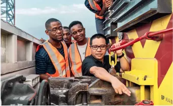  ?? (XINHUA) ?? A Chinese employee of the Lagos-Ibadan Railway instructs local trainees in Lagos, Nigeria, on 27 February