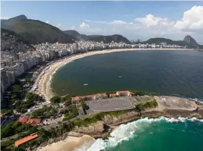  ??  ?? Forte na praia de Copacabana