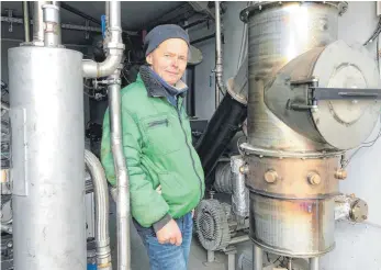 ?? FOTOS: CORINNA KONZETT ?? Seit 20 Jahren arbeitet Bernd Joos an seinem Holzvergas­er.