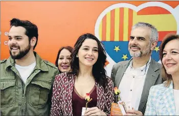  ?? BERNAT VILARÓ / ACN ?? Inés Arrimadas, líder de Cs a Catalunya, celebrant ahir el dia de Sant Jordi