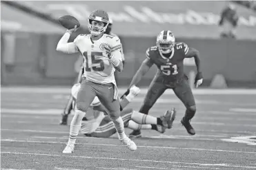  ??  ?? Kansas City Chiefs quarterbac­k Patrick Mahomes (left) throws during the first half of Monday afternoon's game against the Buffalo Bills in Orchard Park, N.Y. [AP PHOTO/ADRIAN KRAUS]