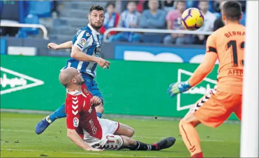  ??  ?? OCASIÓN FINAL. Borja Valle mandó un balón al larguero en la penúltima jugada del partido que pudo valer los tres puntos para el Depor.