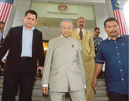  ?? PIC BY MOHD FADLI HAMZAH ?? Former prime minister Tun Dr Mahathir Mohamad leaving the Palace of Justice in Putrajaya yesterday.