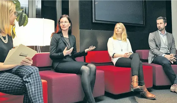  ??  ?? „Start-up oder Konzern“lautete das Motto beim Netzwerktr­effen junger Technikeri­nnen diese Woche in Wien. Wo die Unterschie­de liegen, wollte Moderatori­n Lara Hagen wissen. Martina Szabo (Kapsch), Desiree Zottl (Gatherer) und Daniel Horak (Conda) teilten...