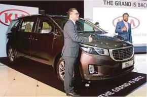  ??  ?? Datuk Nazman Yusof, head of company, Naza Kia Malaysia (left) and Datuk Samson Anand George, chief operating officer, automotive, Naza Corporatio­n Holdings Sdn Bhd at the launching of the Kia Grand Carnival.