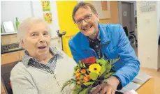  ?? FOTO: WALTER SCHMID ?? Gertrud Zeller an ihrem Ehrentag, besucht von Peter Clement im Auftrag des Bürgermeis­ters.